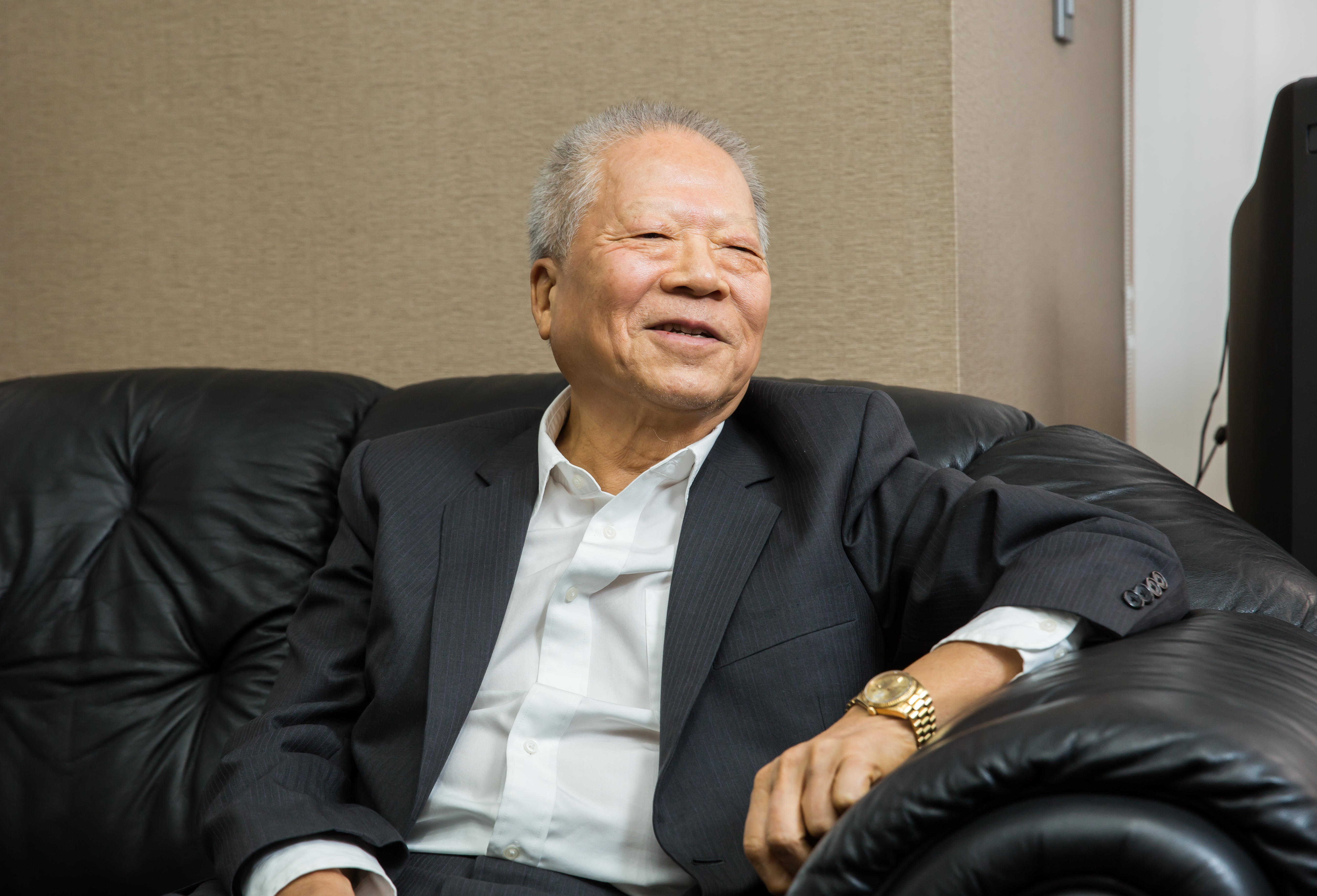 80歲的楊秀光說著幾十億元上下的生意經，口氣溫和輕柔，彷彿鄰家阿公。