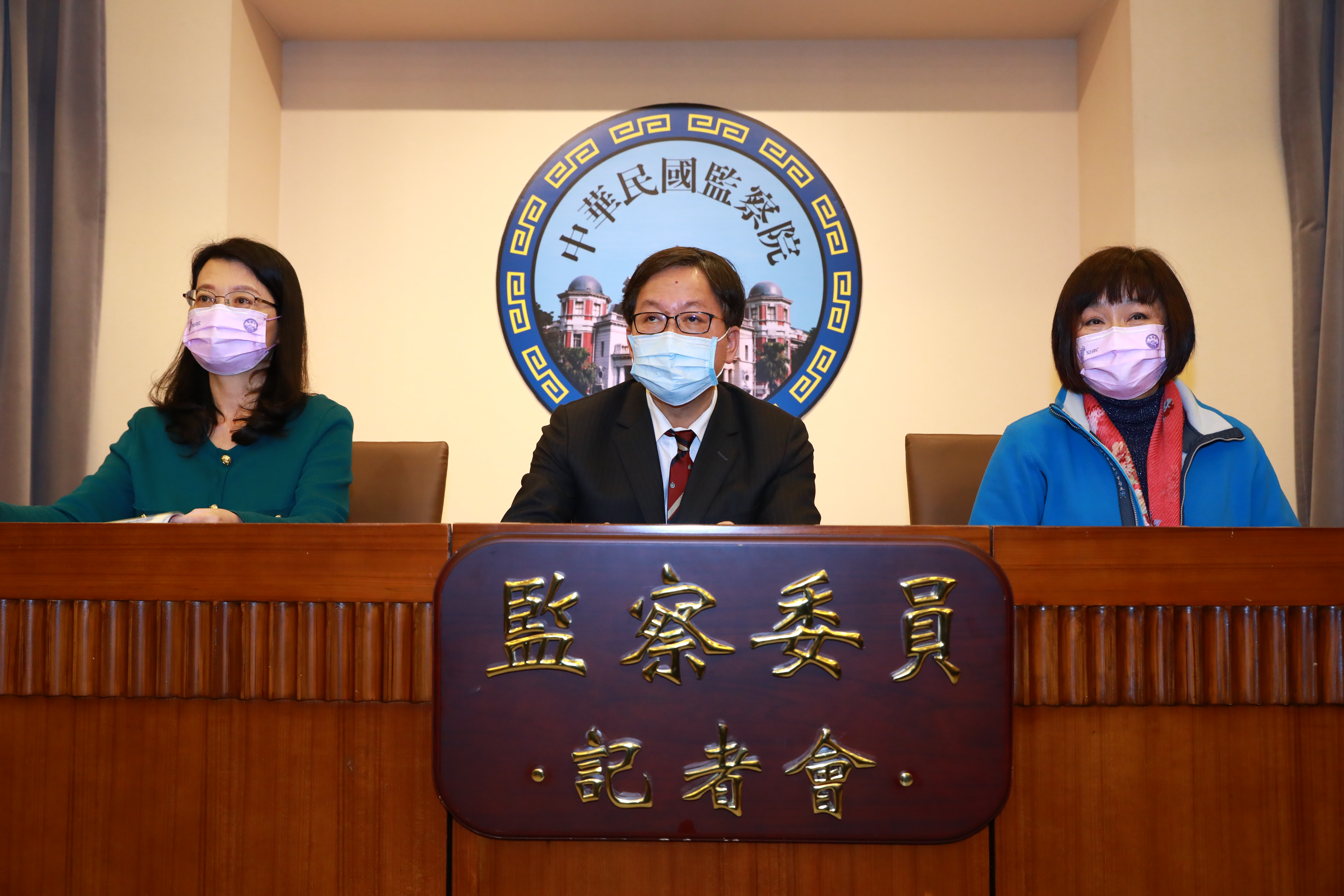 監委王美玉（左起）、林郁容、紀惠容今針對丁允恭案調查結果舉行記者會說明。