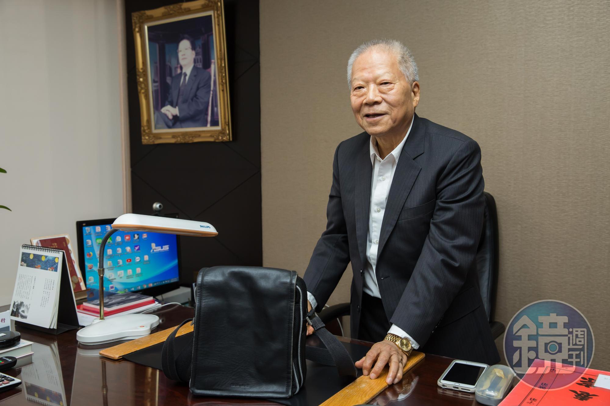 楊秀光有客家人的勤儉個性,服役20多年的公事包雖很少使用,他仍捨不得丟。