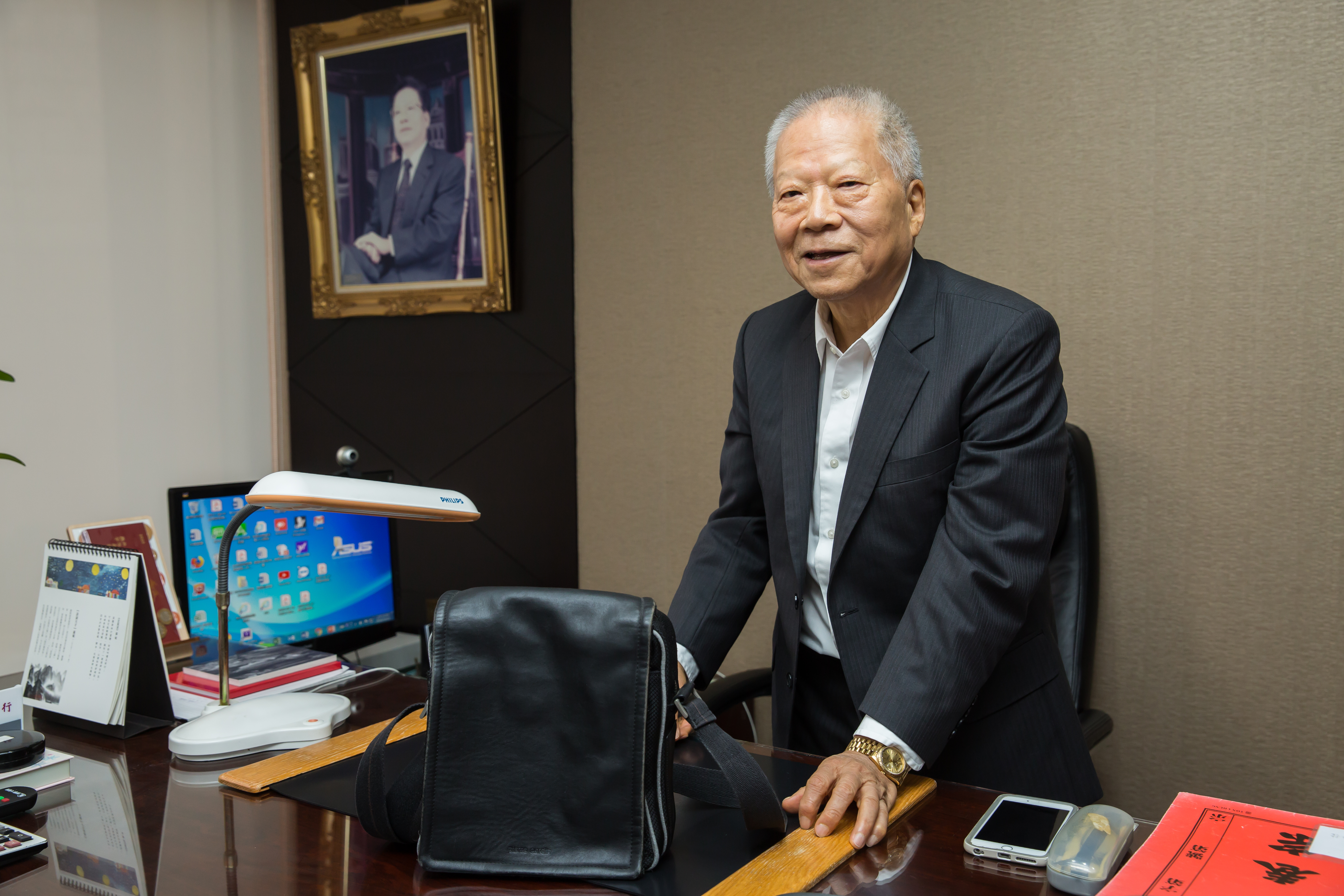 楊秀光有客家人的勤儉個性，服役20多年的公事包雖很少使用，他仍捨不得丟。