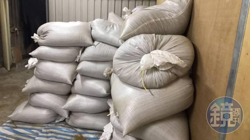 投縣政府菸酒查緝小組於埔里鎮查獲私菸製造工廠，起獲7071.5公斤的菸絲。（讀者提供）