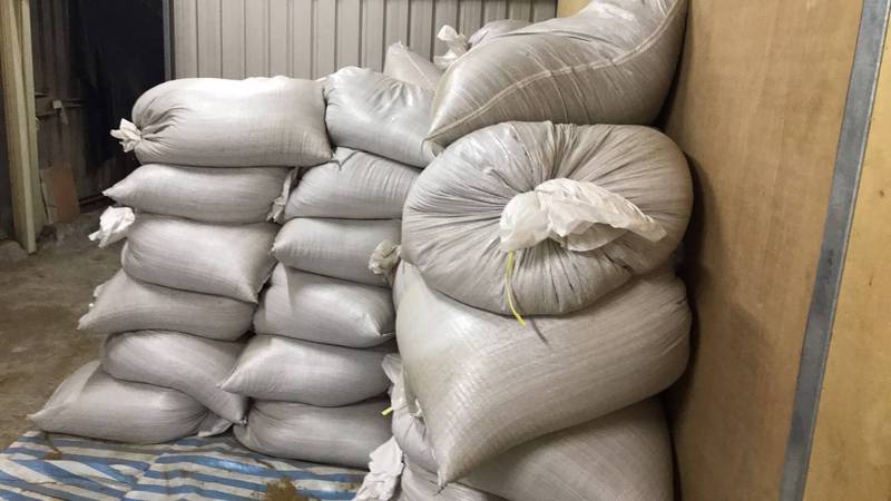 投縣政府菸酒查緝小組於埔里鎮查獲私菸製造工廠，起獲7071.5公斤的菸絲。（讀者提供）