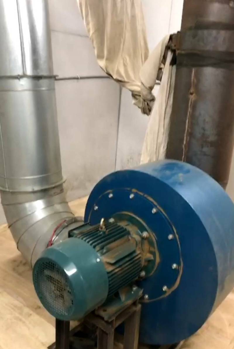 菸酒查緝小組於埔里鎮查獲私菸製造工廠，查扣製菸工具（讀者提供）