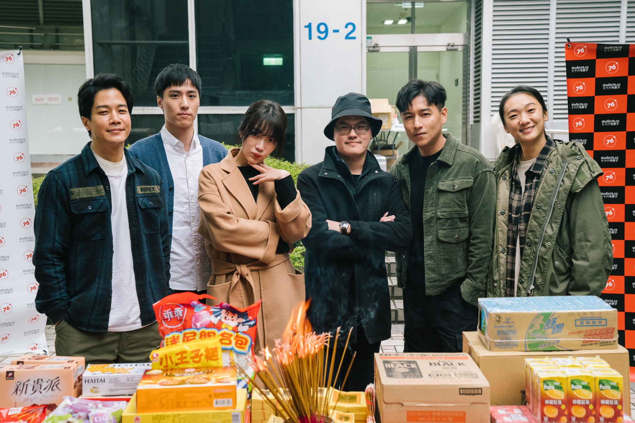 七十六号原子再接再勵推出女性心理犯罪懸疑迷你劇集《我是自願讓他殺了我》左起薛仕凌、、余晉、蔡淑臻、導演詹淳皓、鄭人碩、、趙逸嵐。（七十六号原子提供）