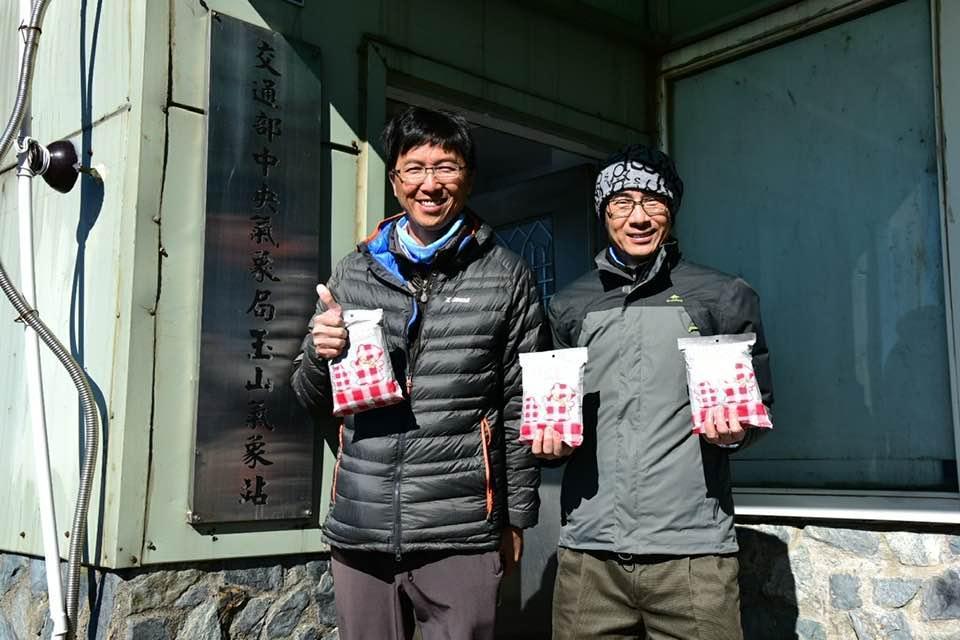 林佳龍「送暖」給在玉山值勤的氣象局工作人員，讓鄭明典直呼感謝。（翻攝自鄭明典臉書）