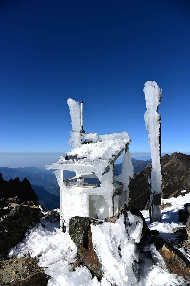 鄭明典14日曬出玉山風口自動站的照片,發現整機器上全被雪與冰霜覆蓋著。(翻攝自鄭明典臉書)