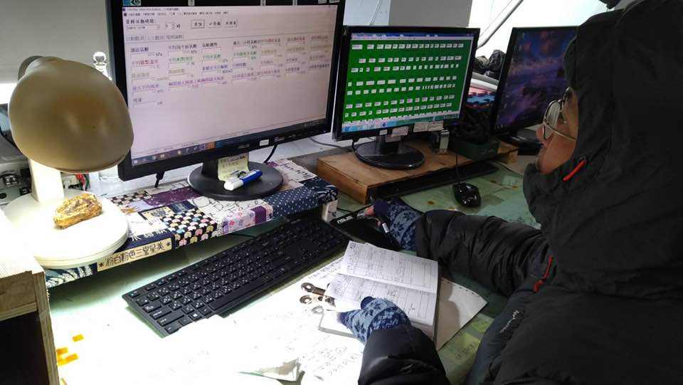 鄭明典貼出玉山站同仁包緊緊上班工作的照片。(翻攝自鄭明典臉書)