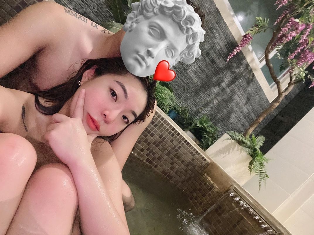 宛宛兒在IG發出和男友泡湯共浴照放閃。（翻攝自宛宛兒IG）