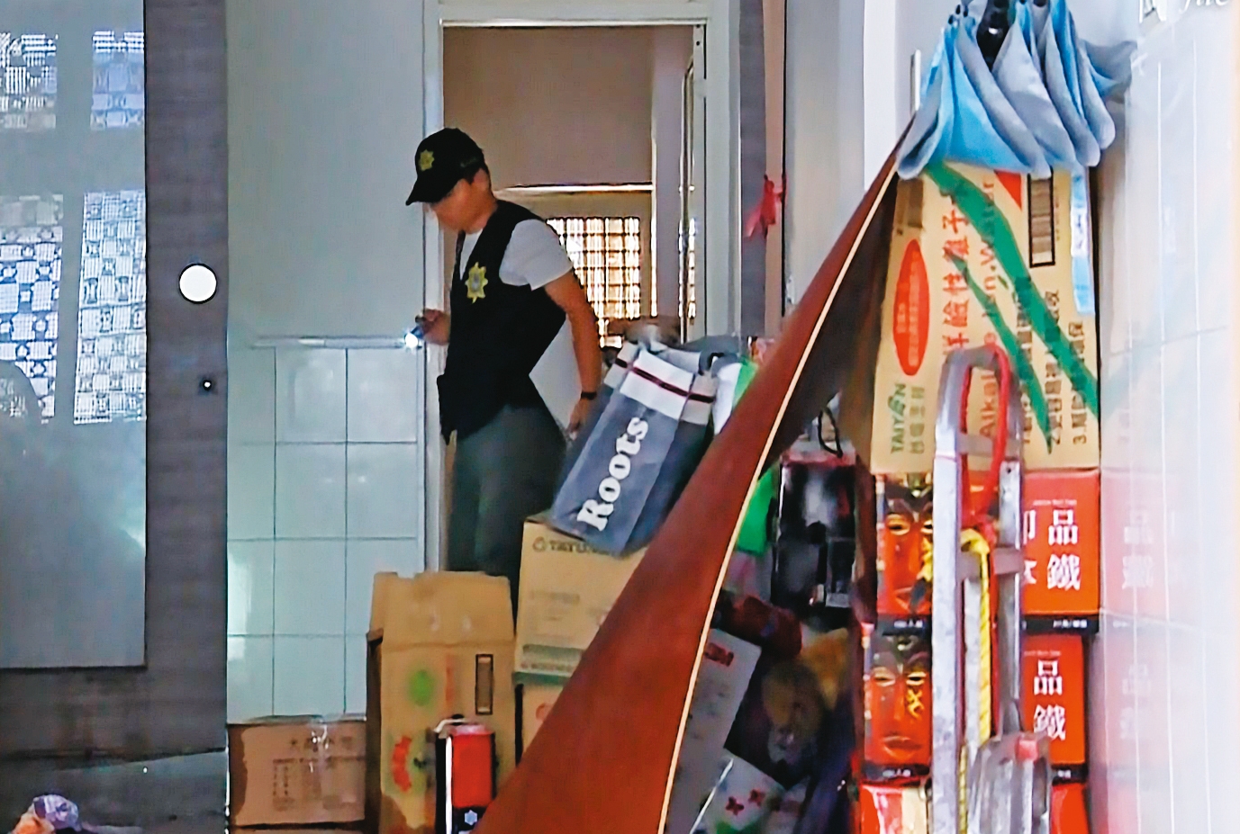 余姓母女被發現全身刀傷,送醫不治,警方獲報後到場採證。(東森新聞提供)