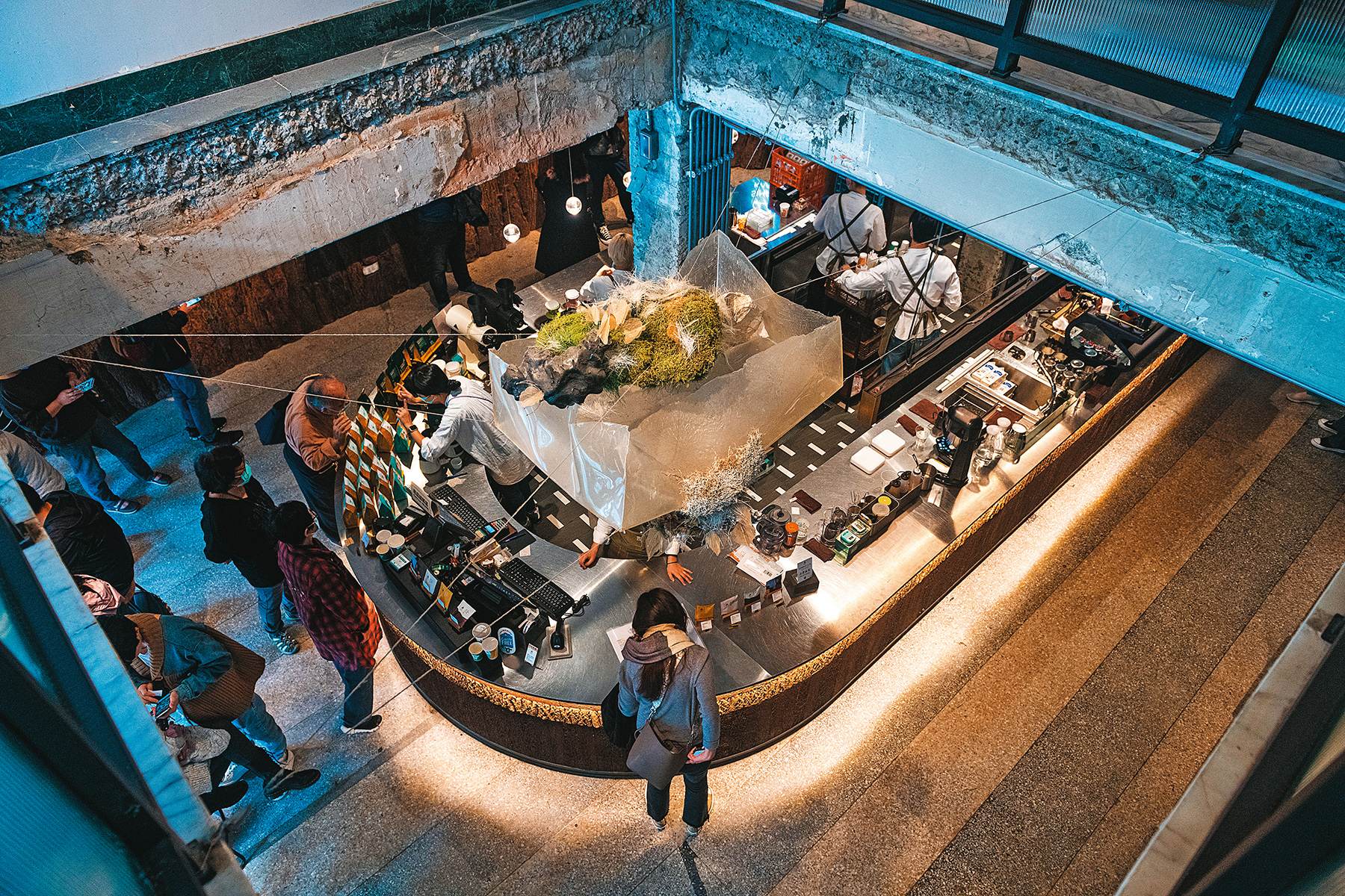 「興波咖啡」特別設計的咖啡吧台，讓客人可看到咖啡師的工作流程。