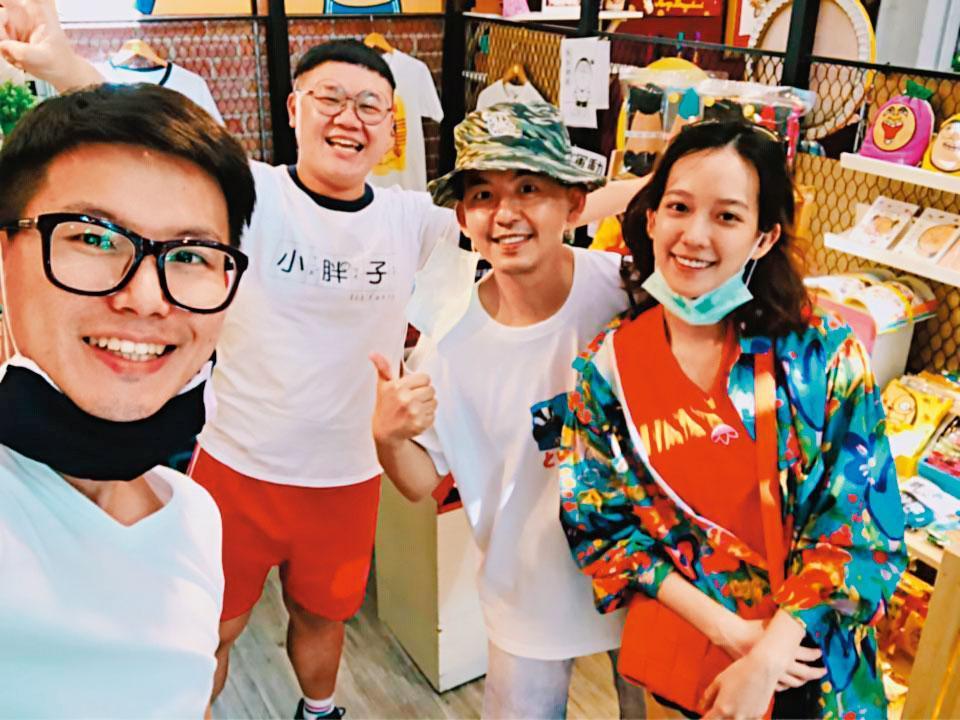 彬彬（左）的文創商品富有童趣，藝人黃子佼（中）與老婆孟耿如（右）也是粉絲。（翻攝自人中人株式會社臉書）