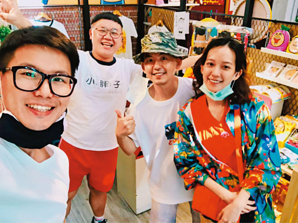 彬彬（左）的文創商品富有童趣，藝人黃子佼（中）與老婆孟耿如（右）也是粉絲。（翻攝自人中人株式會社臉書）