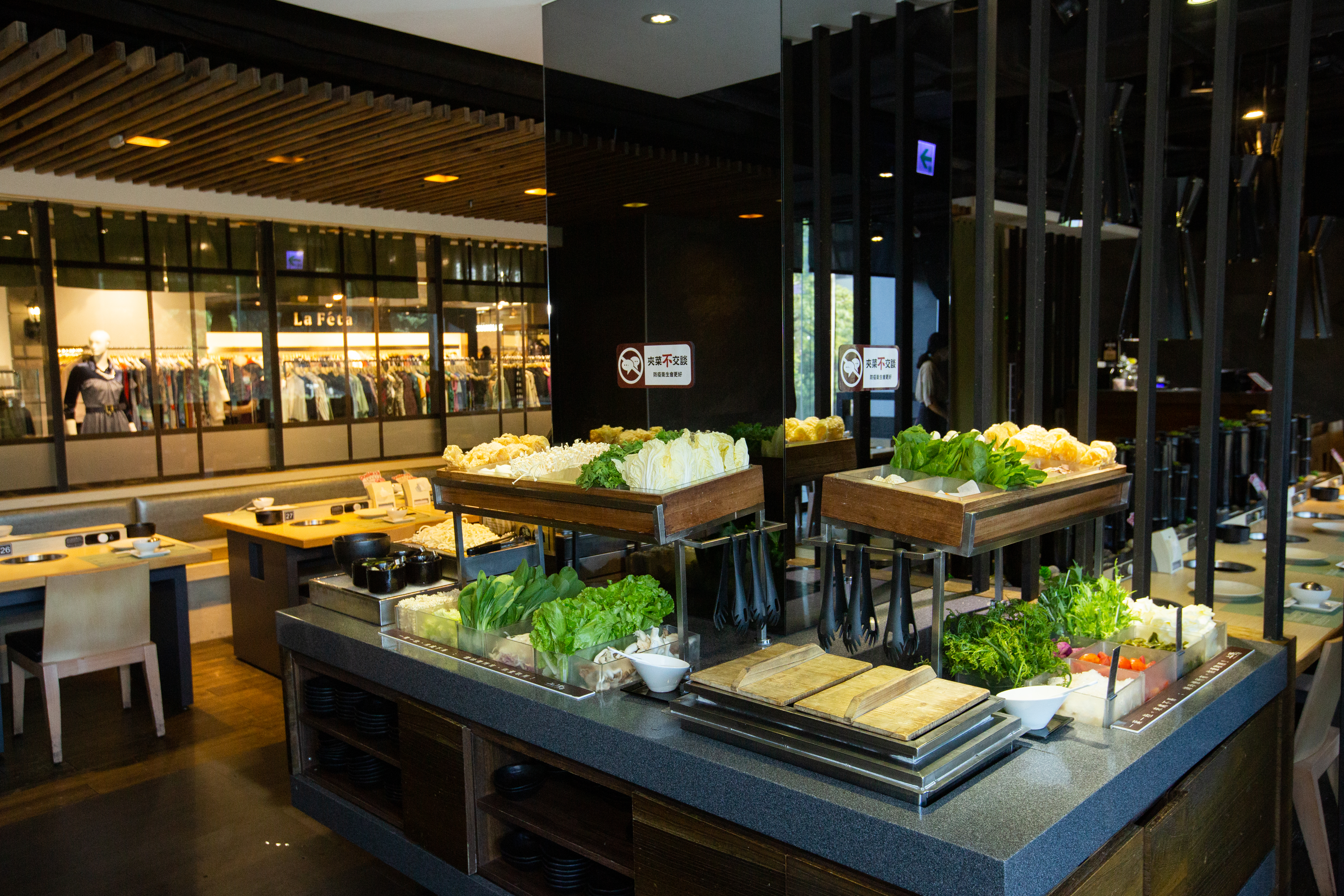 上澄鍋物主打套餐式半吃到飽，31種野菜、配料放題。