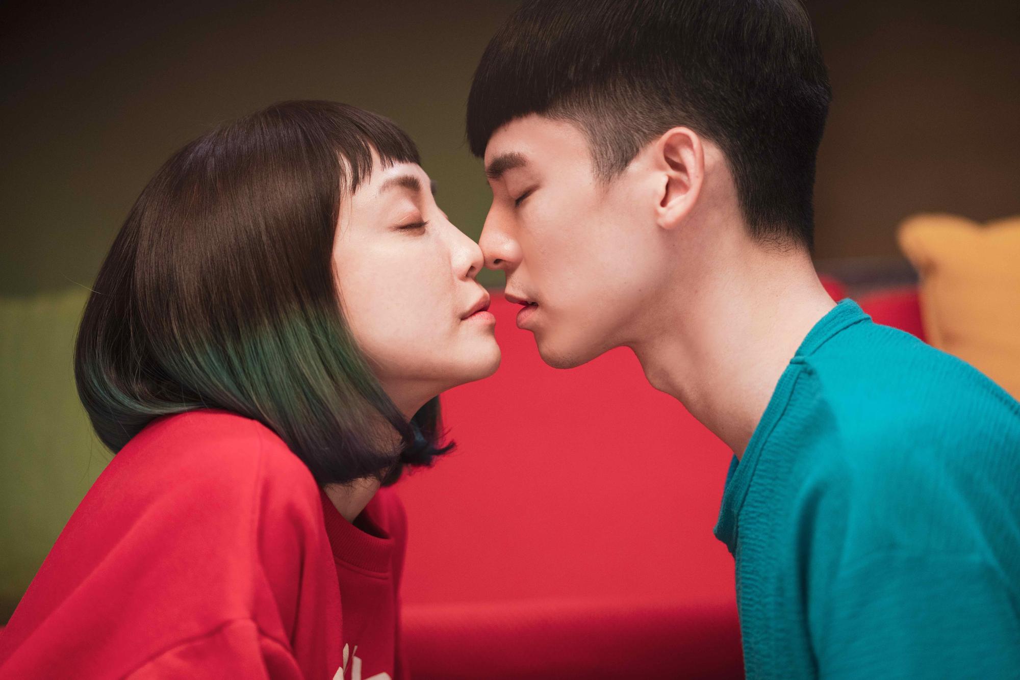 《怪胎》於1月15日在myVideo獨家上架,兩位主角林柏宏與謝欣穎都相當興奮。(牽猴子提供)