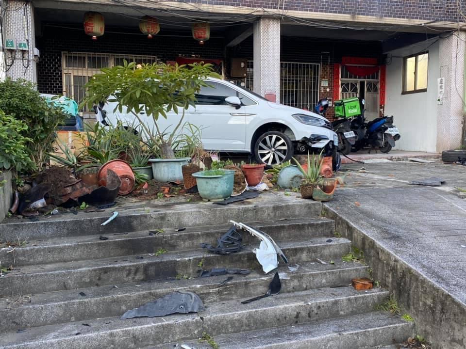 原PO表示，心愛的白色休旅車原本停在空地，竟遭銀色小轎車強烈撞擊，一路撞進自家屋簷下。（翻攝自《爆料公社》臉書社團）