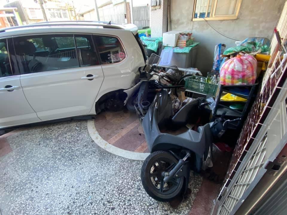 愛車遭撞後嚴重凹陷,保險桿、輪胎等多處脫落,還波及停在一旁的機車。(翻攝自《爆料公社》臉書社團)