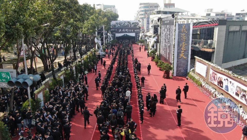嘉義地方角頭洪鴻彬舉行告別式,場面相當浩大。(讀者提供)
