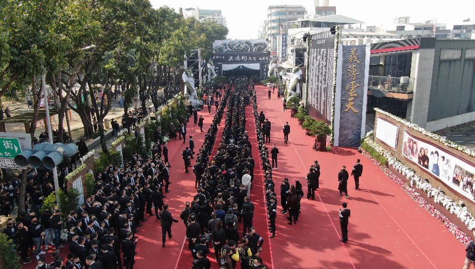嘉義地方角頭洪鴻彬舉行告別式，場面相當浩大。（讀者提供）