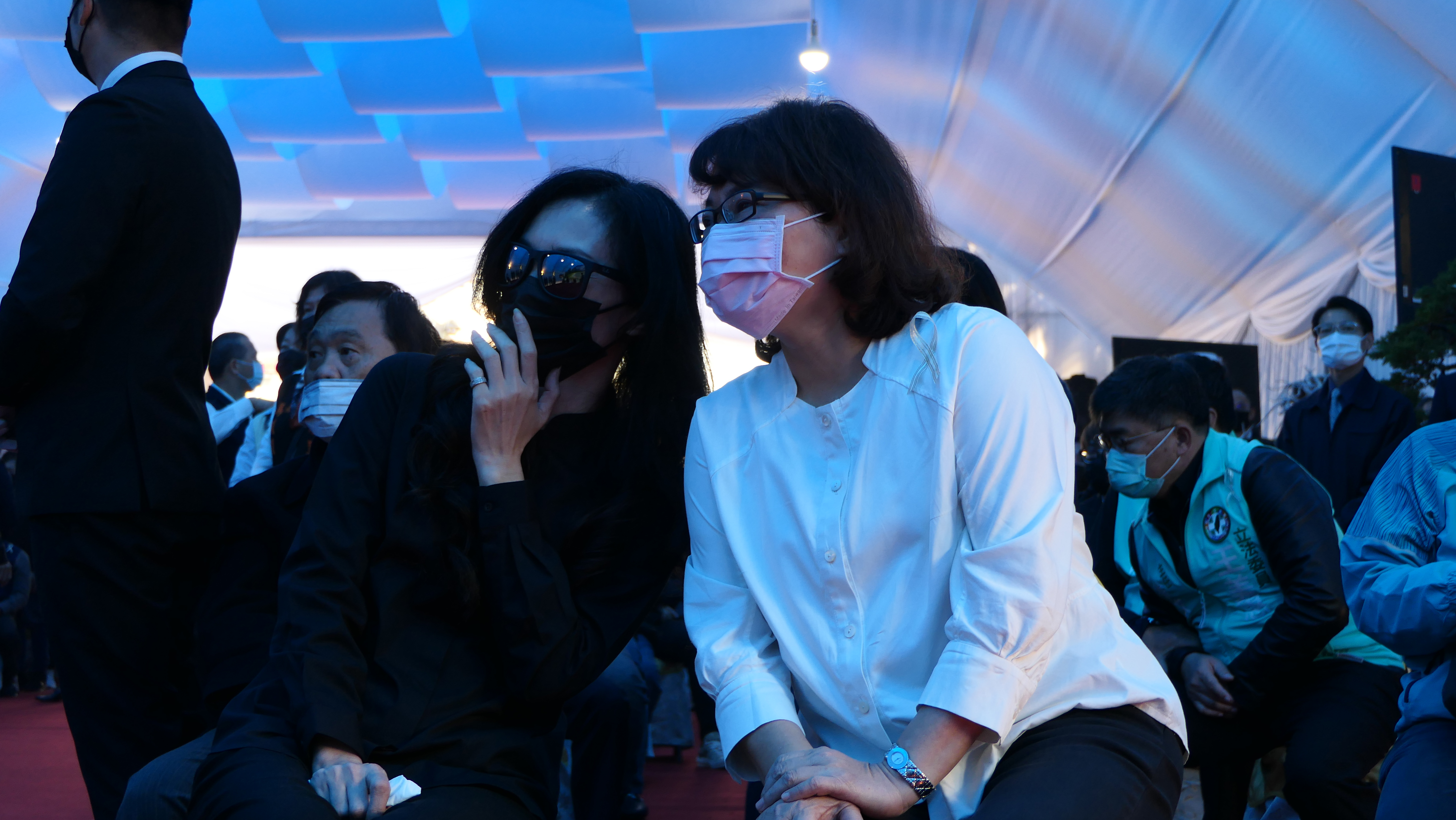 嘉義市長黃敏惠在追思會場，慰問洪的妻子。（讀者提供）