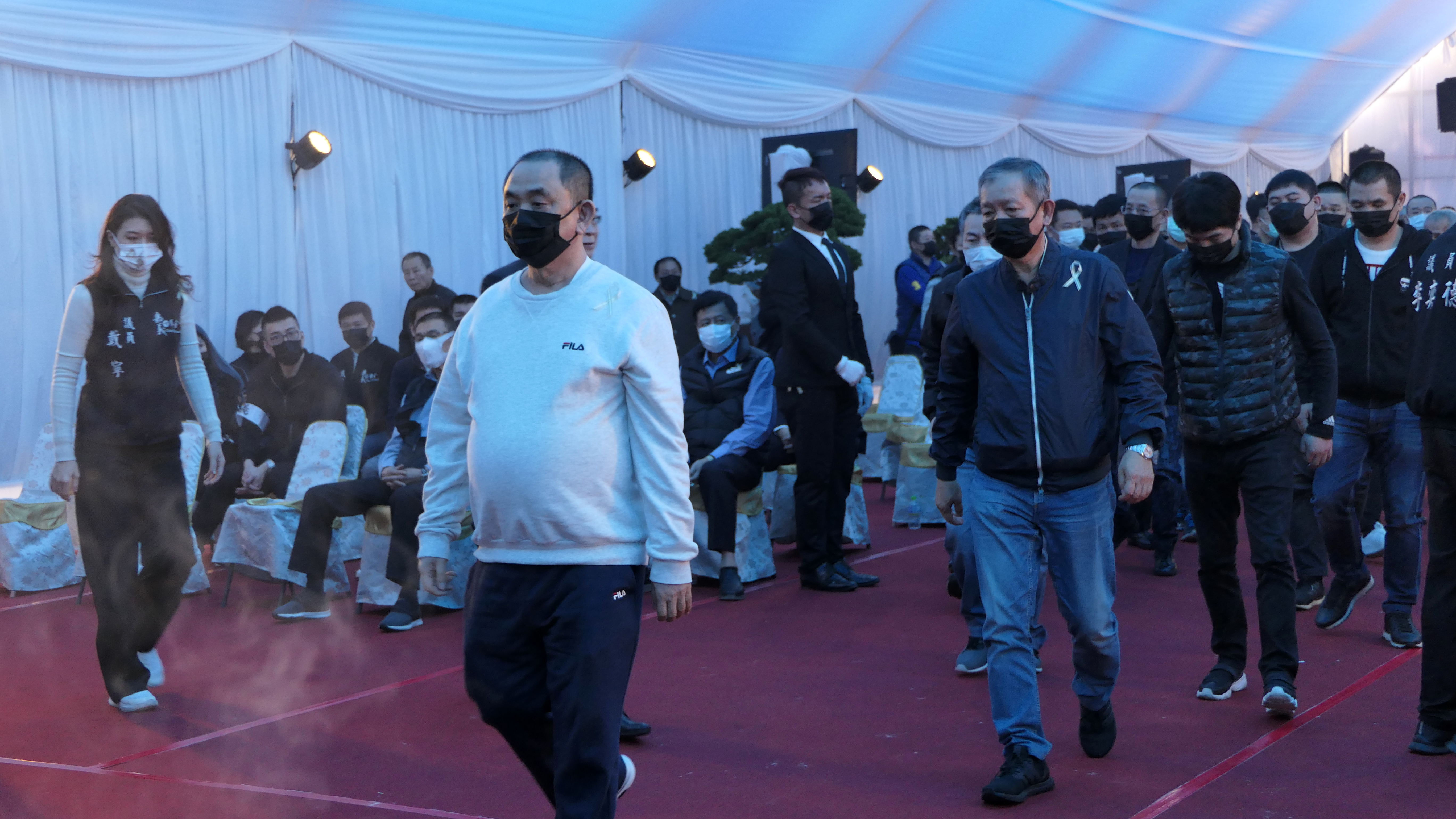 陳盈助日前帶領一群黑衣人，到嘉義地方幫派「黃昏市場幫」老大洪鴻彬的靈堂前致意。（讀者提供）