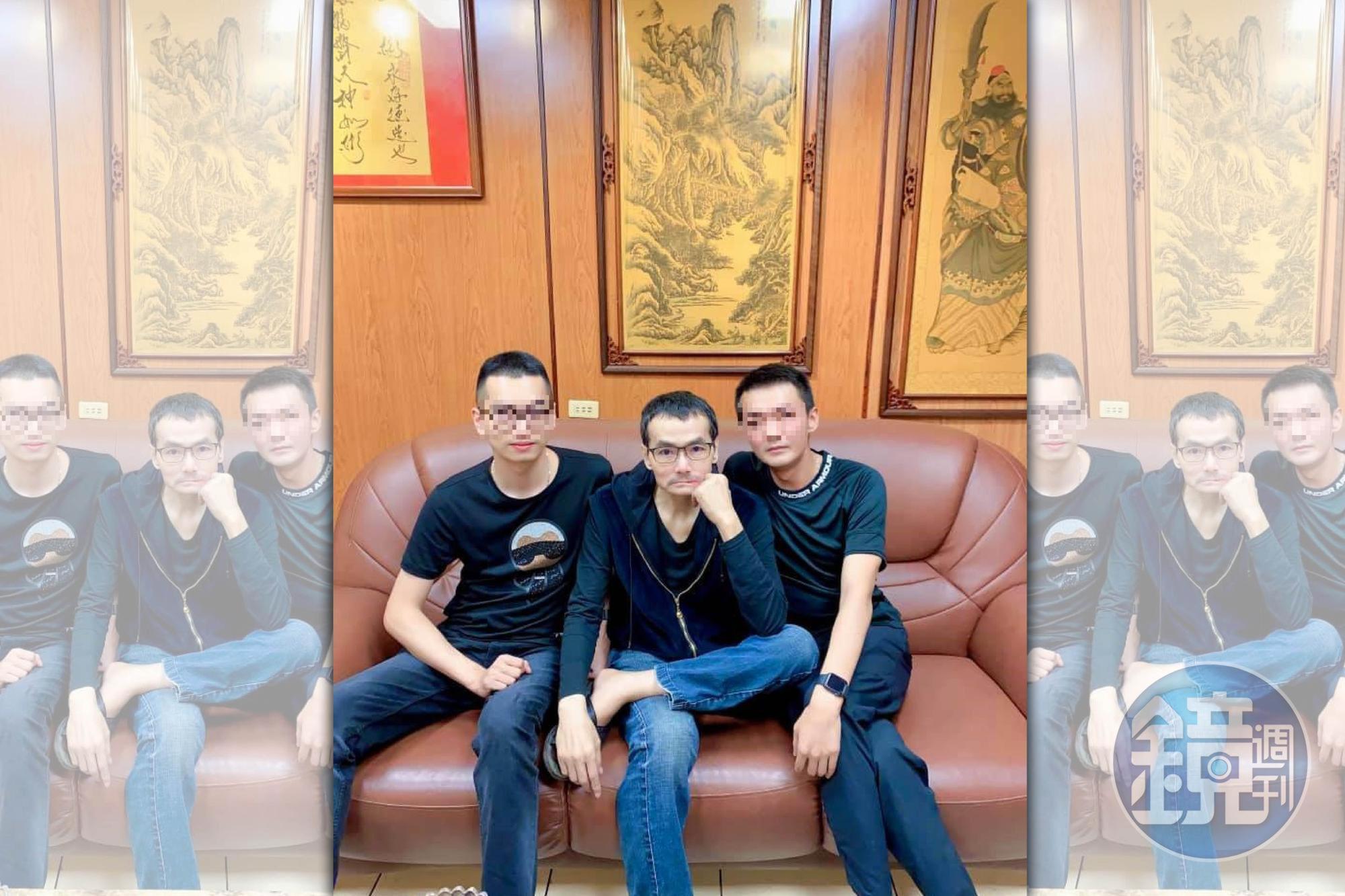 嘉義聞人洪鴻彬（中）去年底過世，昨日舉行告別式時，藍綠政商名流齊聚。（讀者提供）