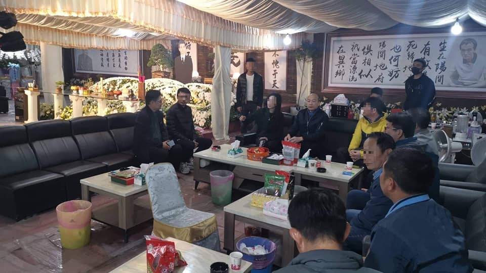 前高雄市長韓國瑜到靈堂致意完後，與洪的家屬閒話家常。（讀者提供）