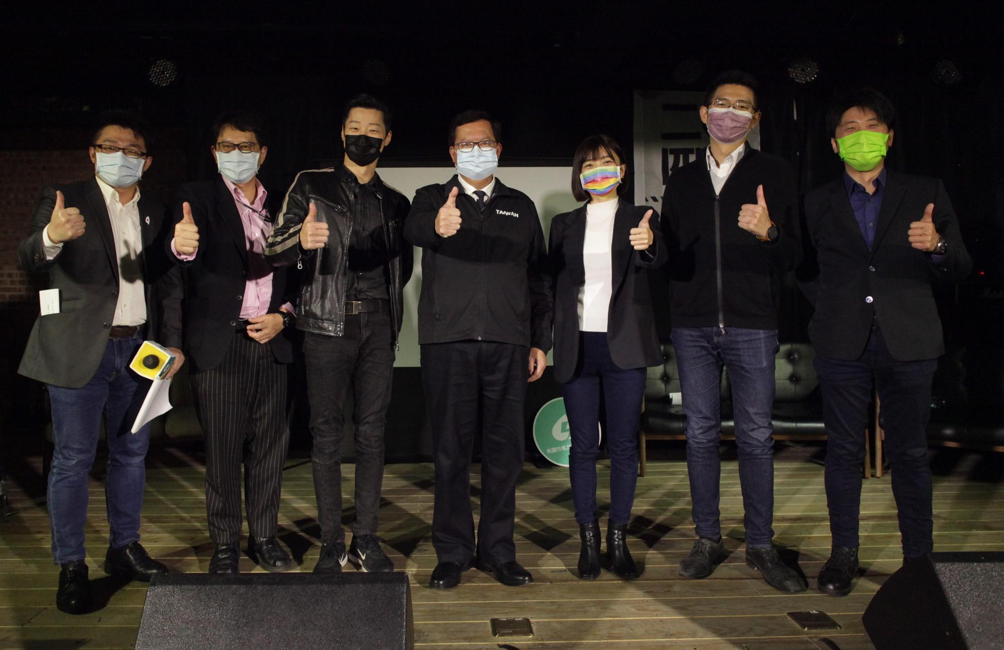 「二〇四六 台灣」今在桃園舉辦2021首場實體交流活動,左起為藍士博、宋承恩、林昶佐、鄭文燦、林穎孟、黃守達、張之豪。(「二〇四六 台灣」提供)