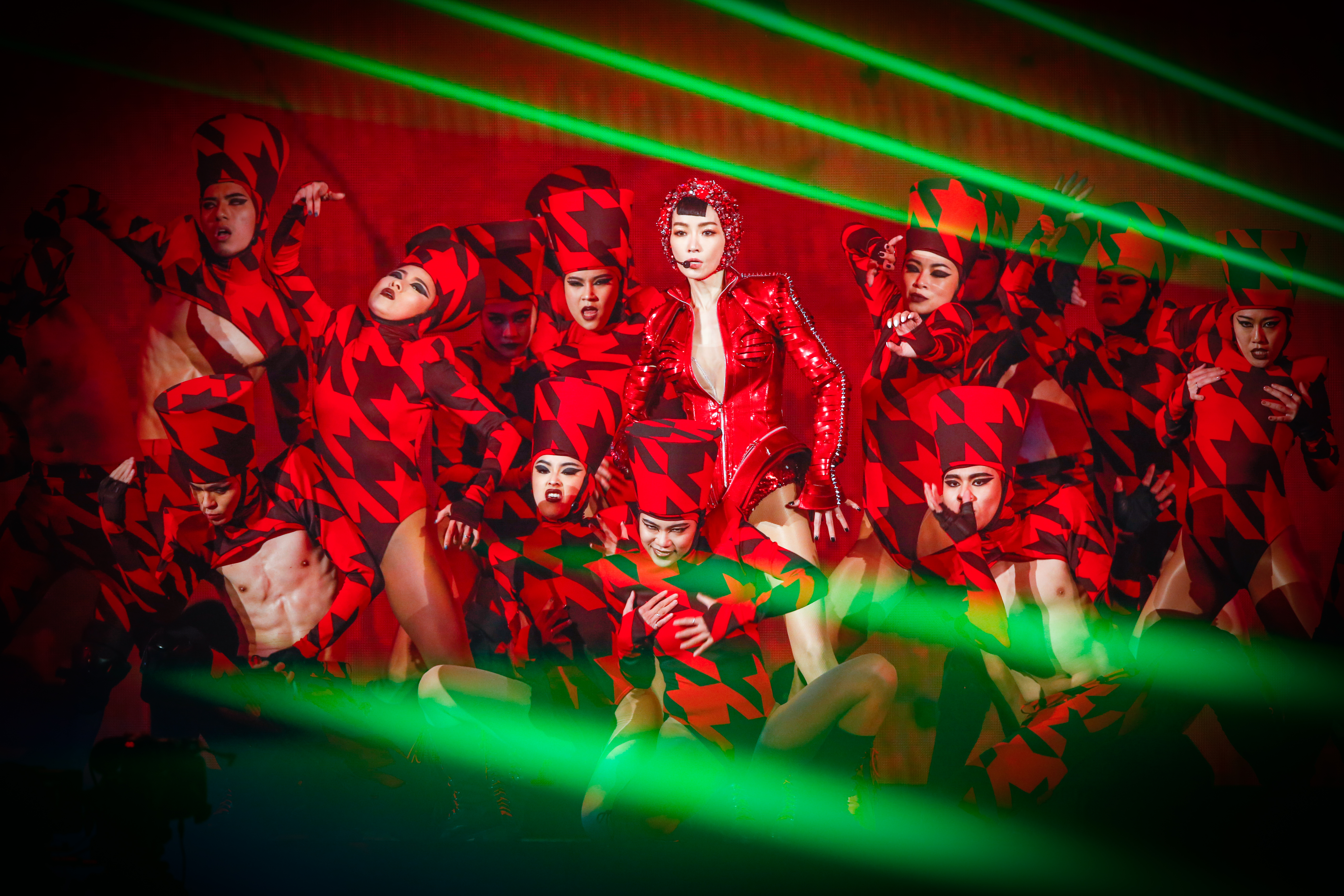 謝金燕的火紅亮片緊身衣，造型一開場就超火辣。