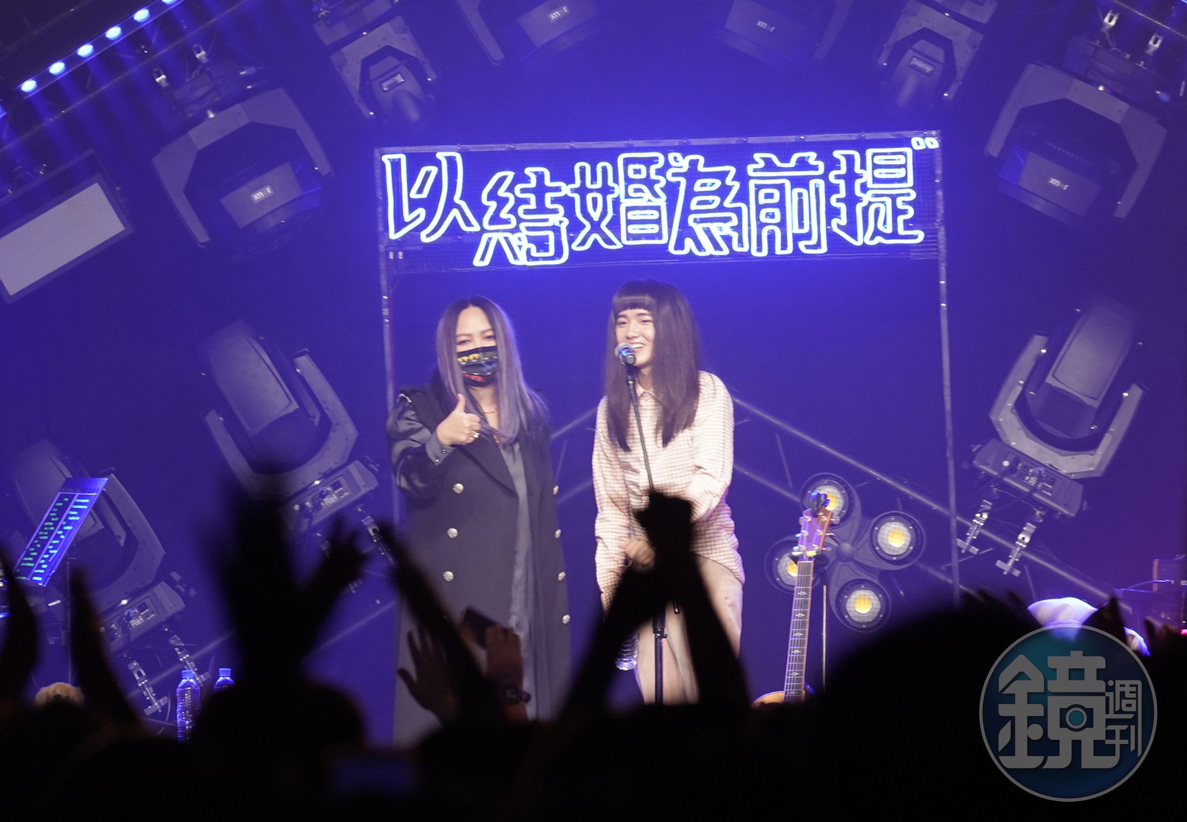 持修（右）演唱會，阿妹（左）驚喜現身挺愛徒。（野聲音娛樂提供）