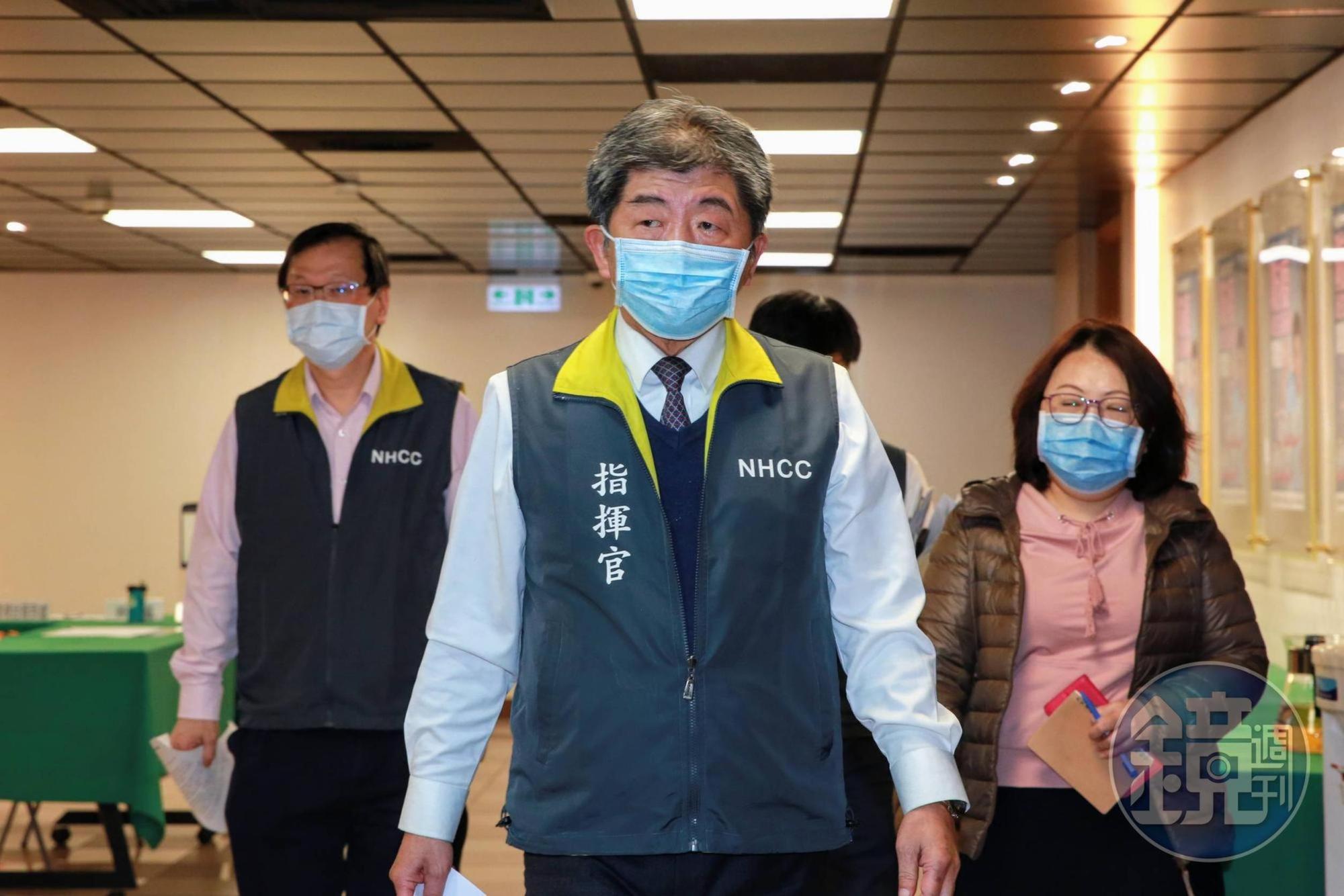中央流行疫情指揮中心指揮官陳時中(中)自曝也有感冒症狀。