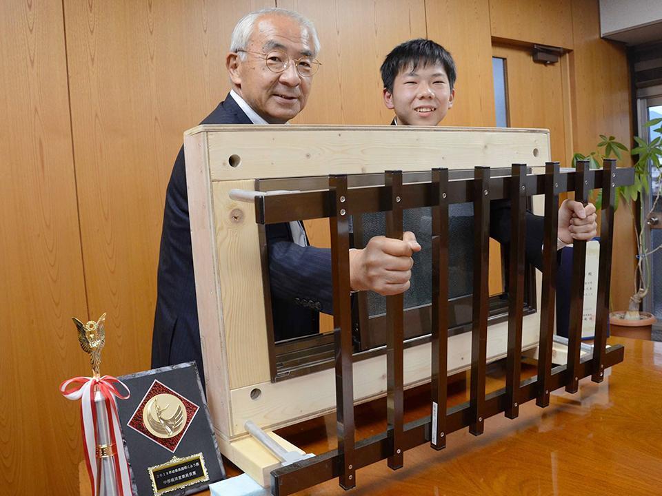 15歲的稻垣龍樹(右)發明可從室內逃生的窗戶柵欄,接受中津川市長表揚。(翻攝自《岐阜新聞》)