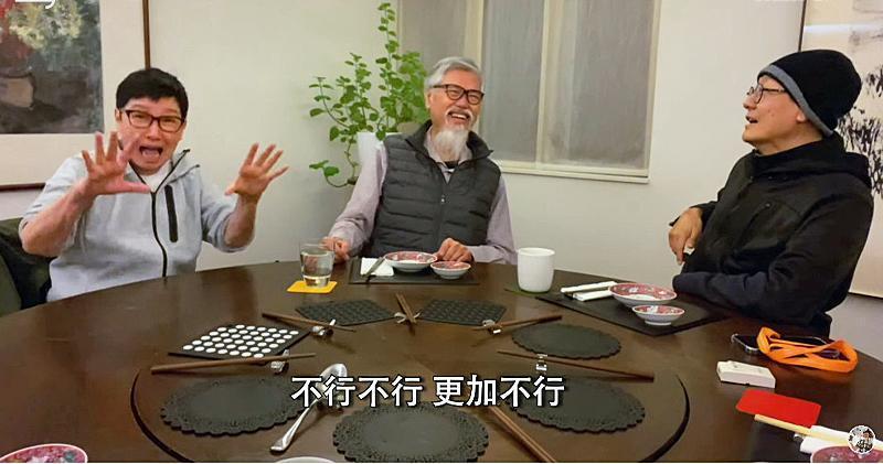 阿蘇在節目上誇張講述邱剛健約砲過程,更爆料對方將亡妻骨灰吃下肚。(翻攝自《飯前噴飯》YouTube頻道)