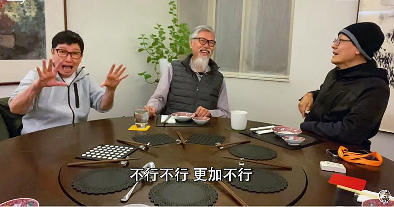 阿蘇在節目上誇張講述邱剛健約砲過程,更爆料對方將亡妻骨灰吃下肚。(翻攝自《飯前噴飯》YouTube頻道)