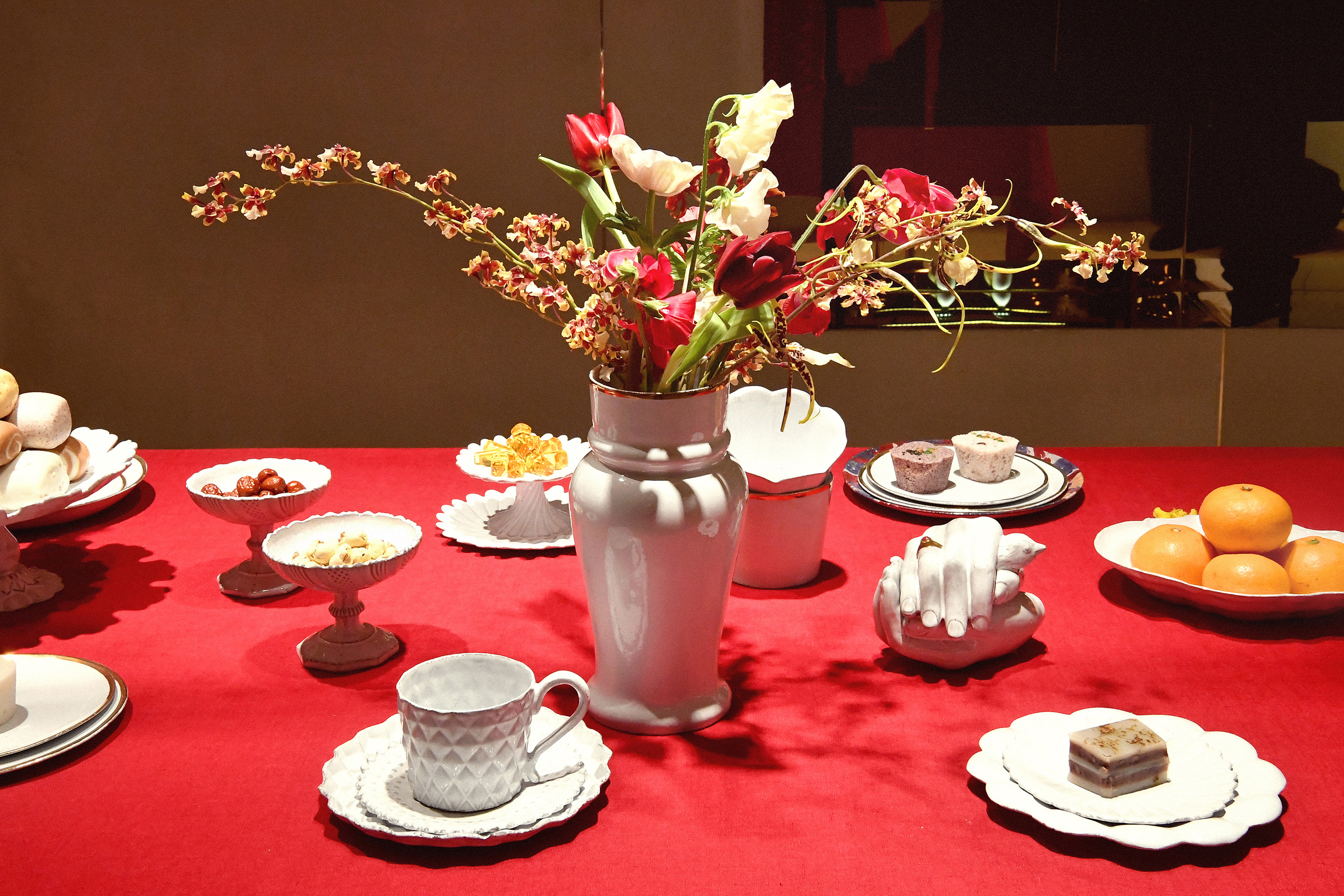 ART HAUS找來Salon flowers、合興壹玖肆柒，與Astier de Villatte瓷器合作，佈置充滿年味又融合法式風情的餐桌。（ART HAUS提供）