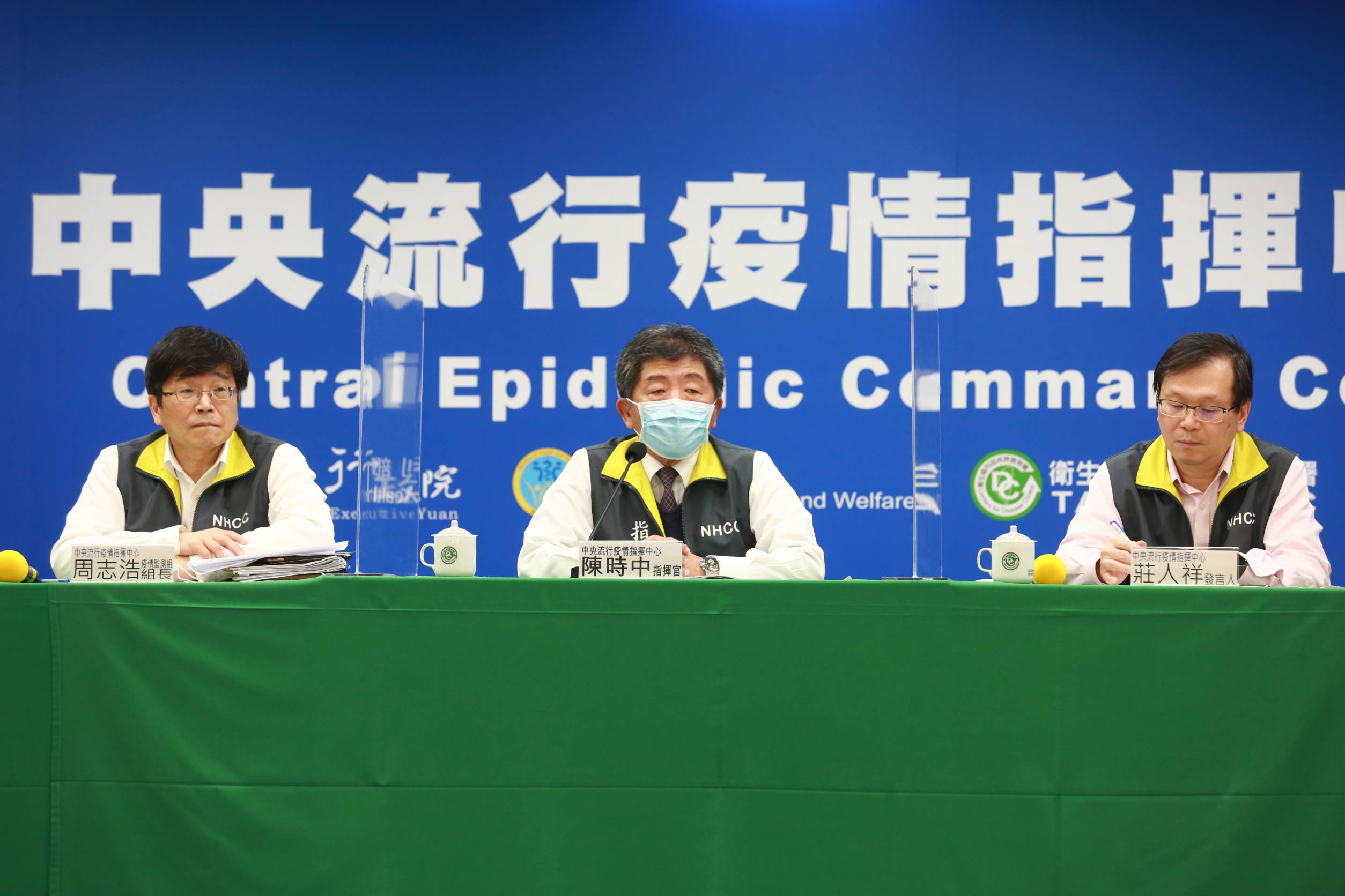 中央疫情指揮中心承認對於密切接觸者的定義要再檢討,未來會更嚴謹視之。