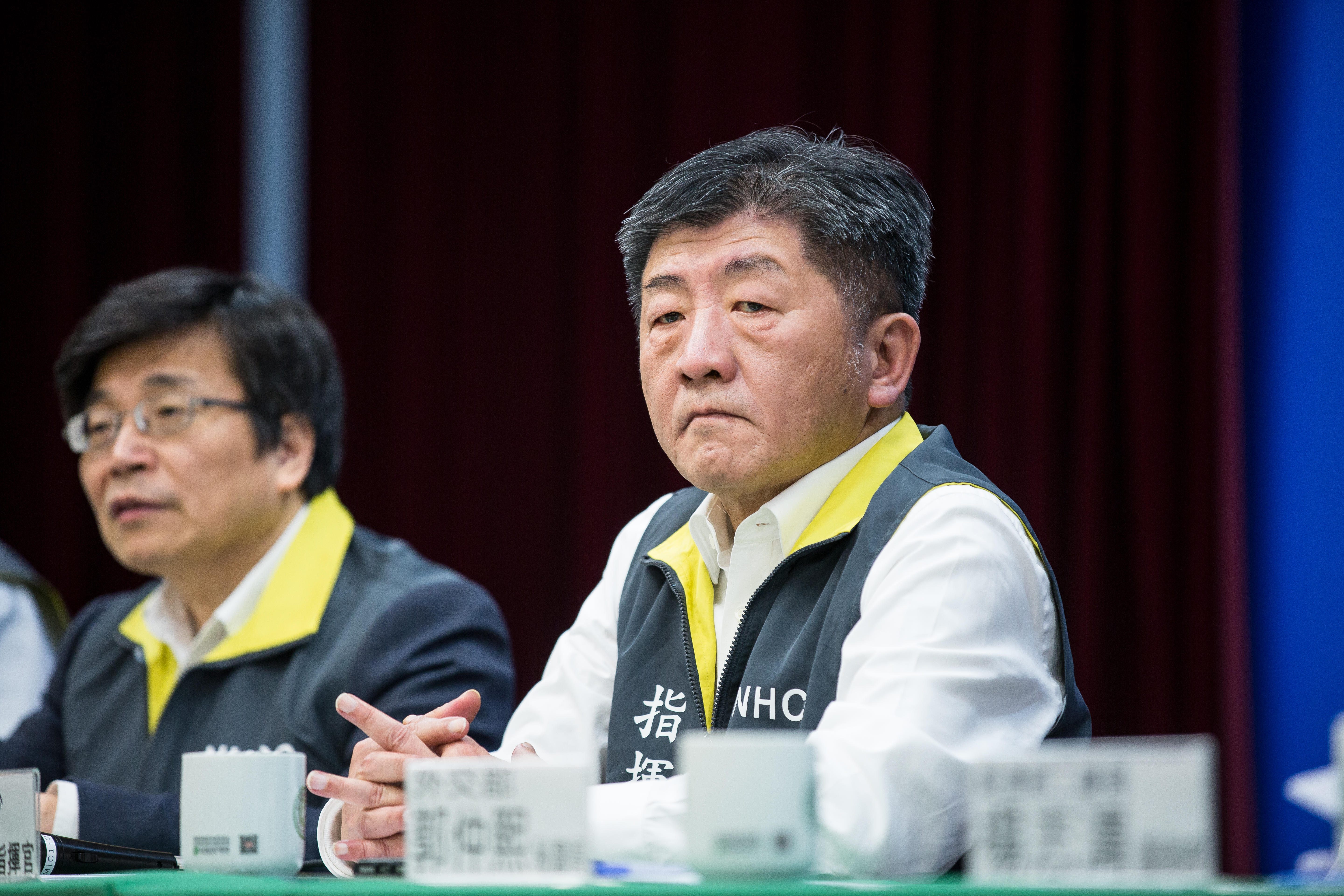 中央流行疫情指揮中心指揮官陳時中曾表示與感染醫護接觸者不考慮2採。