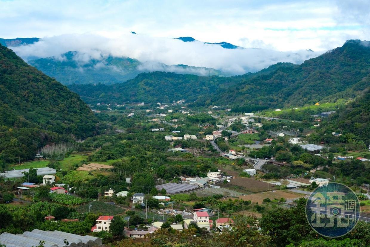 於松柏崙觀景平台居高欣賞國姓鄉的群山與河谷地形。
