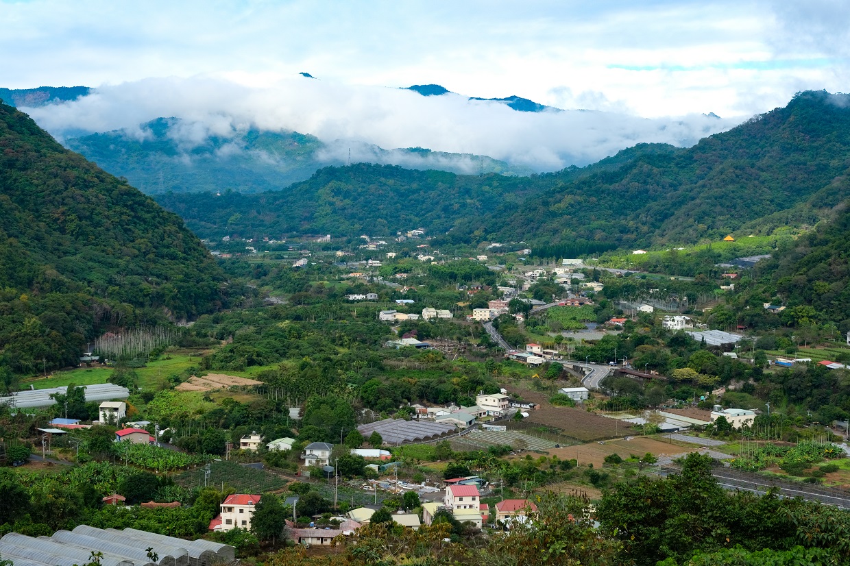 於松柏崙觀景平台居高欣賞國姓鄉的群山與河谷地形。