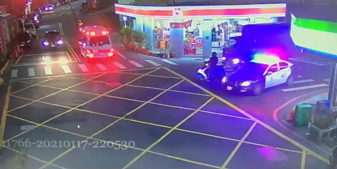 救護車、警車獲報紛紛趕抵現場。（翻攝畫面）