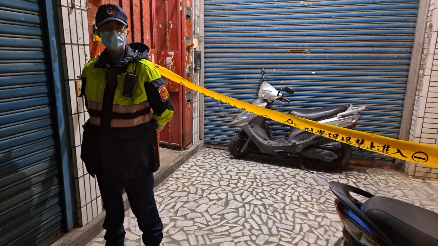 員警在案發現場戒護。（翻攝畫面）