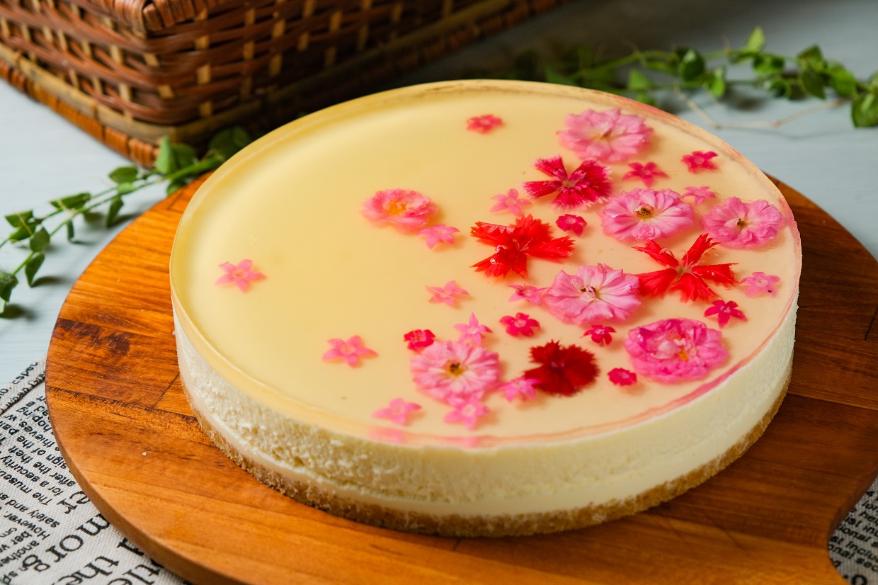 用石竹、天使薔薇、繁星花妝點成的「花晶凍慕絲蛋糕」宛如一幅押花作品。