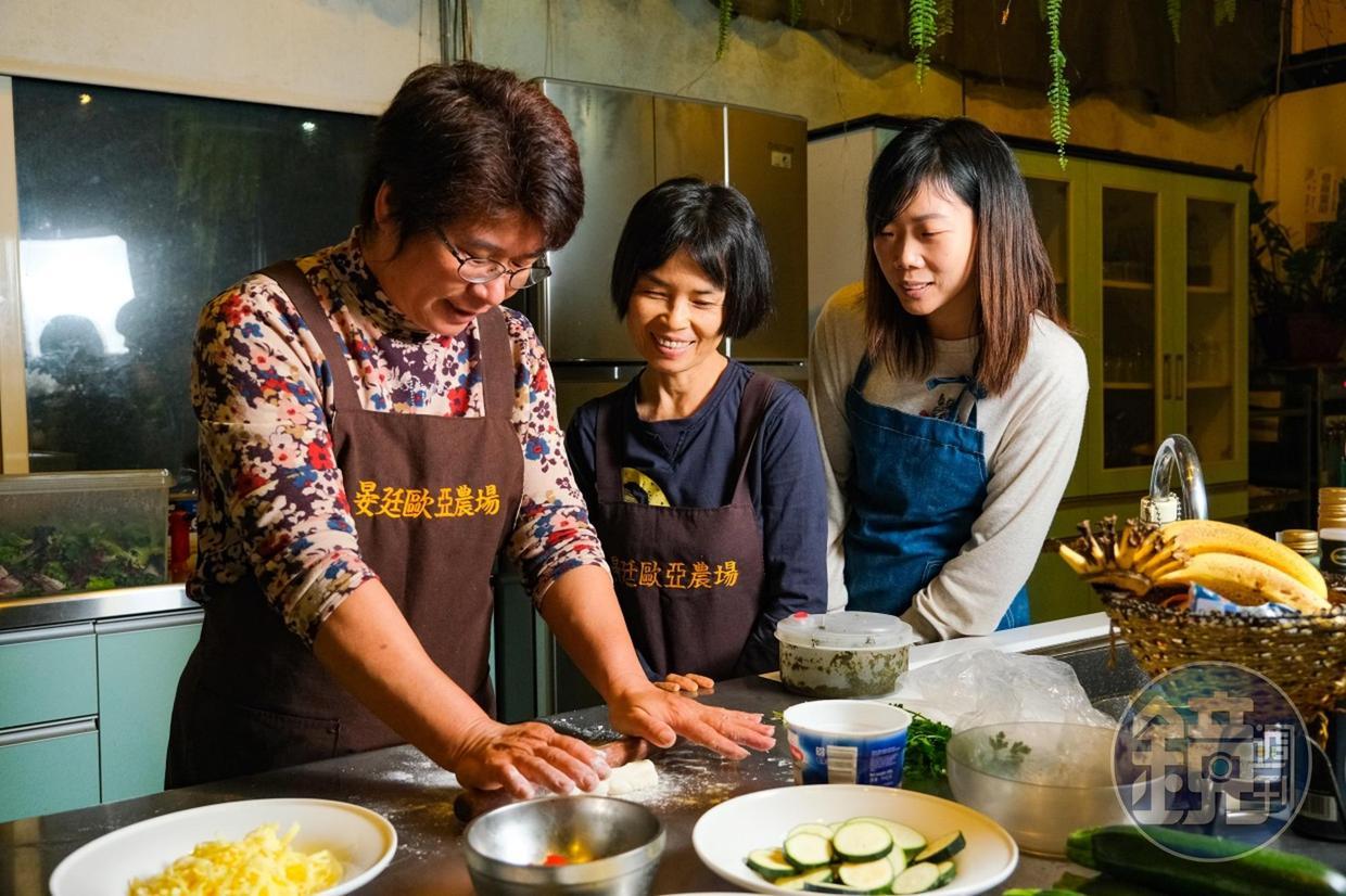 擅長料理的林晏廷,教大家如何擀好披薩皮。