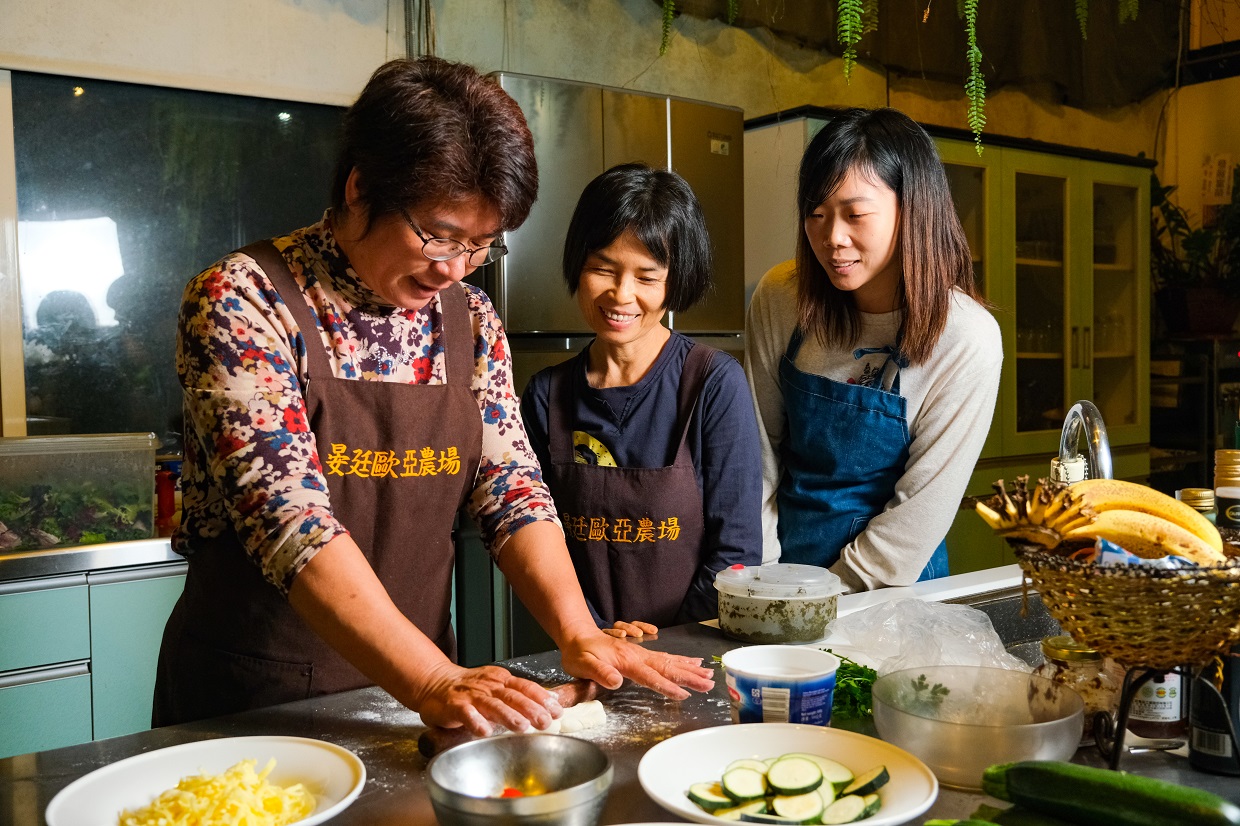擅長料理的林晏廷,教大家如何擀好披薩皮。