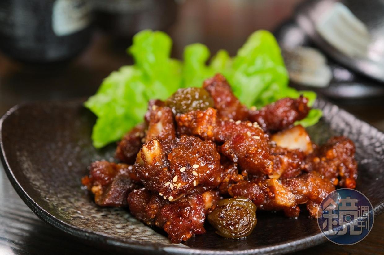 香酥美味的「梅汁排骨」,微酸醬汁恰好解膩。(250元/小份)