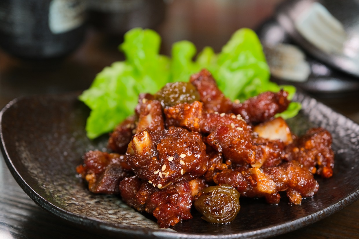 香酥美味的「梅汁排骨」，微酸醬汁恰好解膩。（250元／小份）