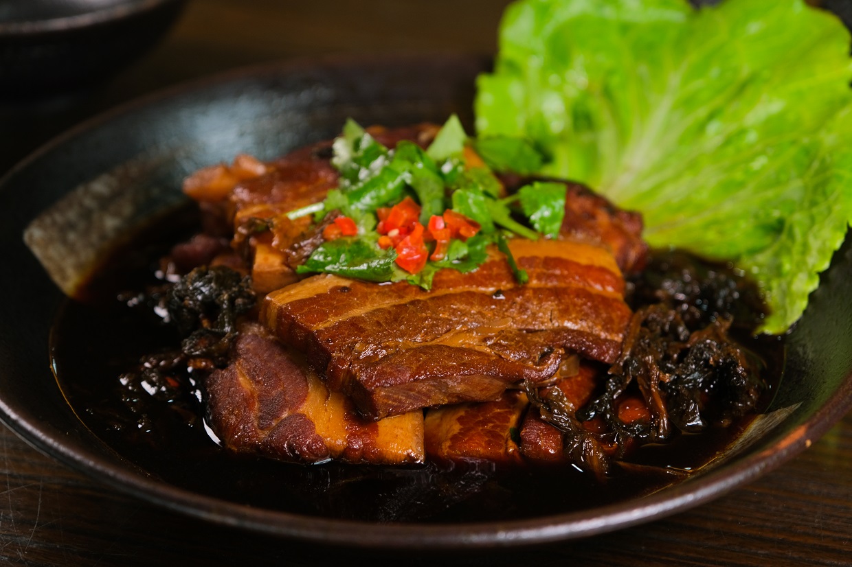 軟嫩化口的「梅干扣肉」，鹹香梅干菜十分下飯。（300元／小份）