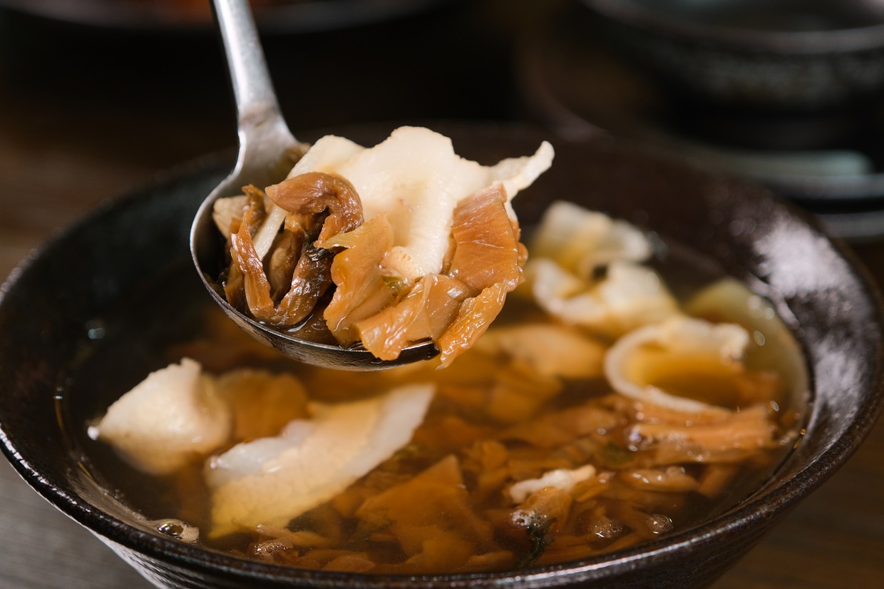 有著純樸家鄉味的「客家福菜肉片湯」。（150元／小份）