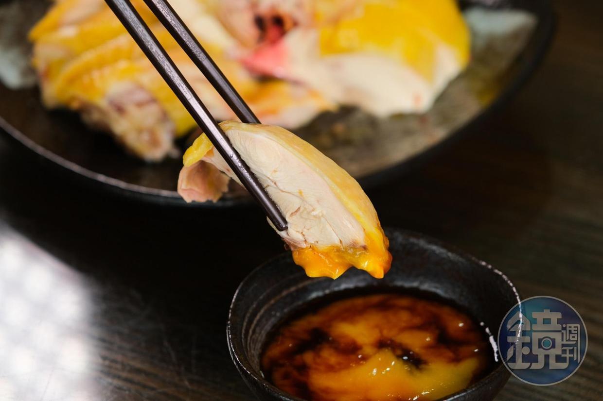肉質Q彈「白斬雞」,沾上客家桔醬提味。(400元/小份)