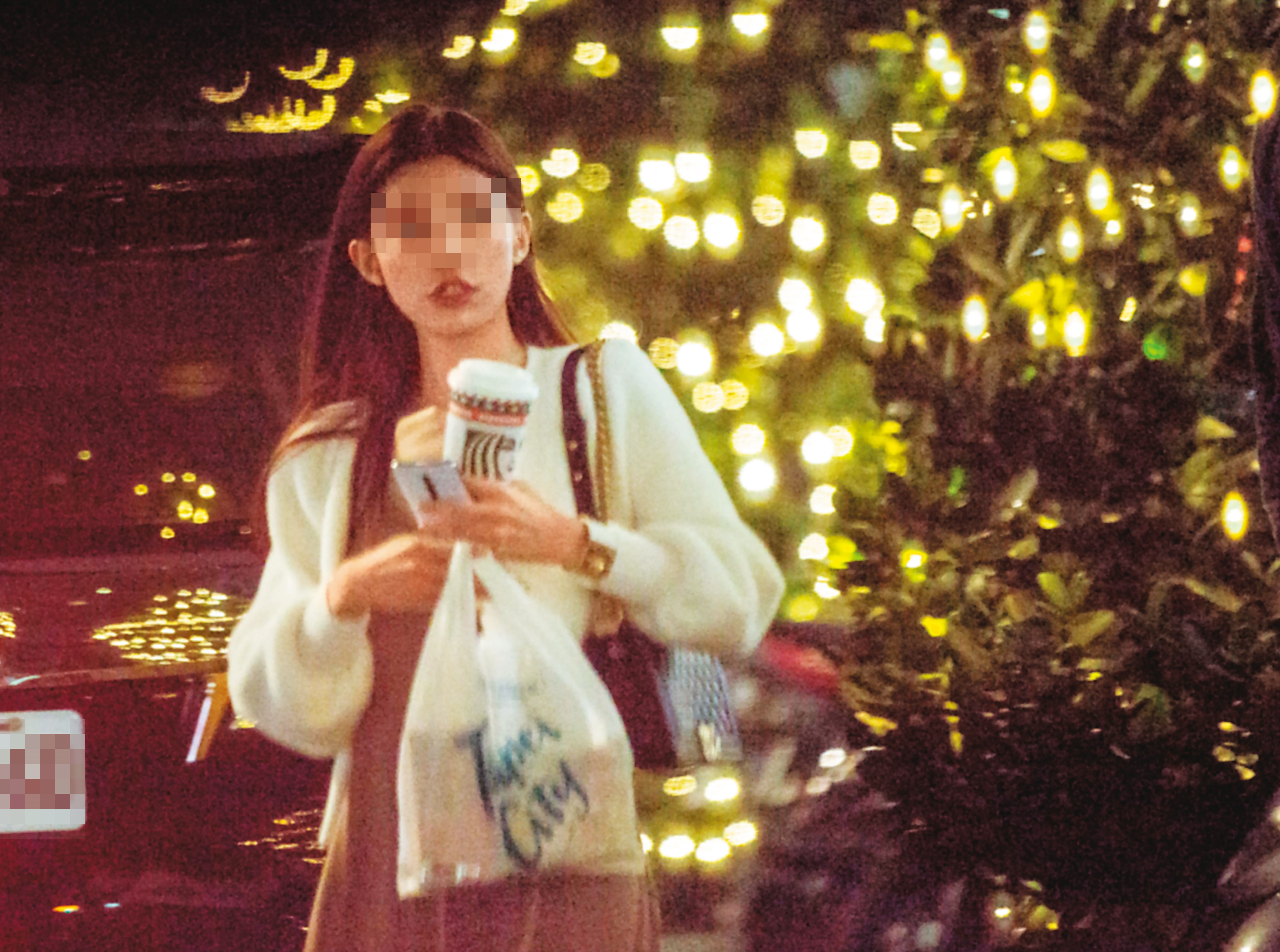 A女郎赴約時行事小心，特別在咖啡廳外觀察有無異狀。