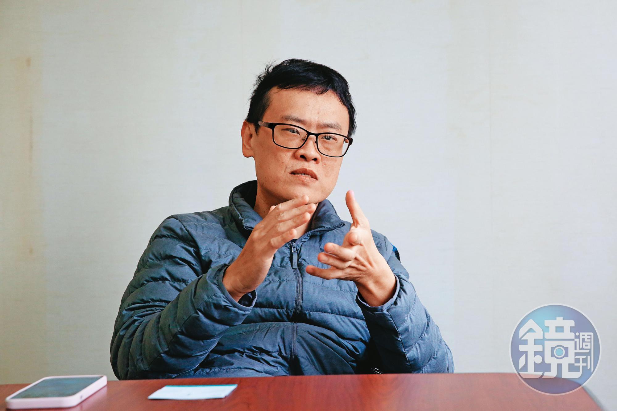 A片評論家一劍浣春秋認為,政府應正視SWAG等情色網站的問題。
